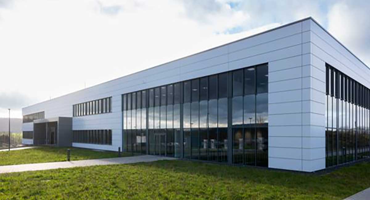 Phoenix Contact, one of Germany’s largest electrical component makers, is seeking to position itself at the forefront of industrial electrification by moving towards direct current (DC) supply at its showcase Blomberg factory. The €35 million facility, known as the “all-electric society factory,” demonstrates the company’s vision for a fully electrified industrial ecosystem.