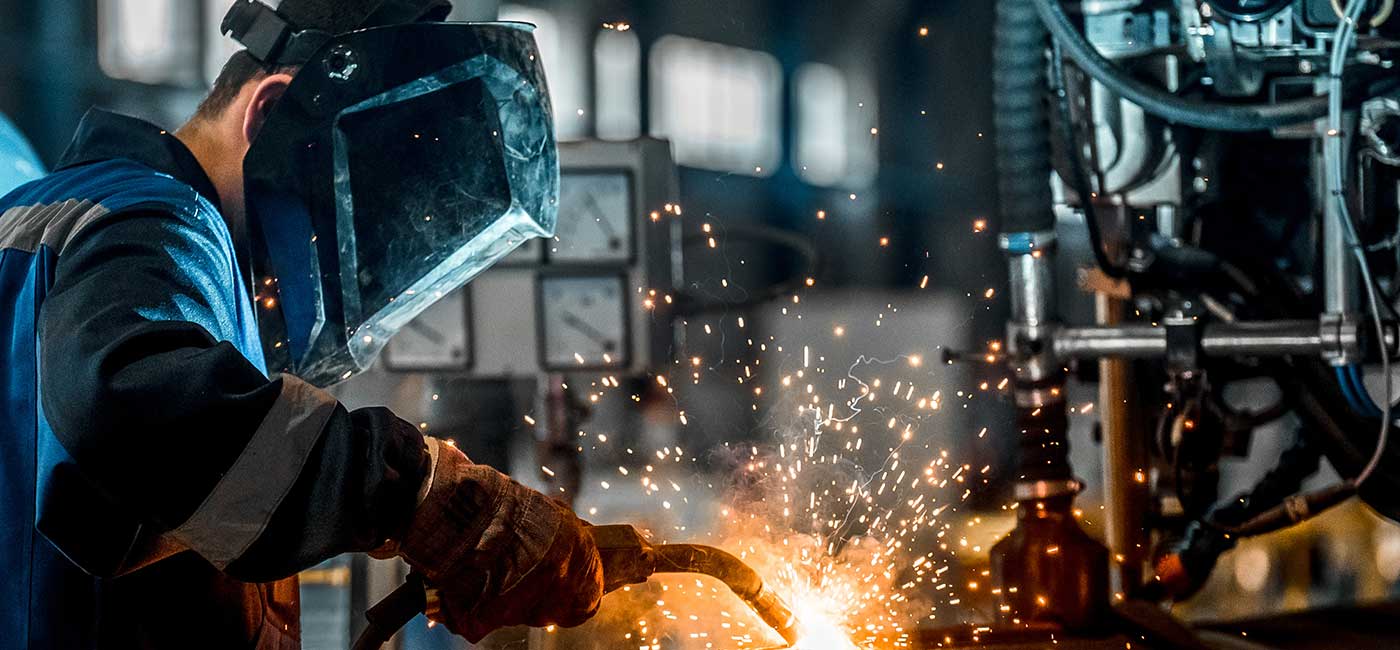 UK manufacturers are slowing recruitment despite growing confidence in the sector, according to the latest survey from Make UK.